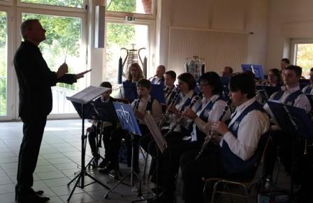Dirigent und Klarinetten w&auml;hrend des Konzerts