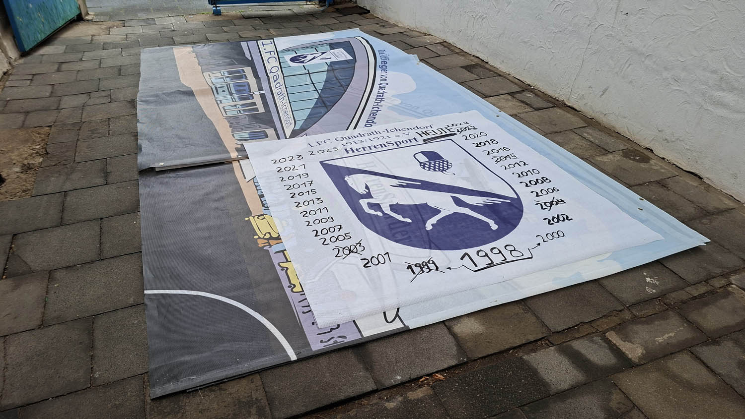 Anhänger Planen auf Boden gelegt